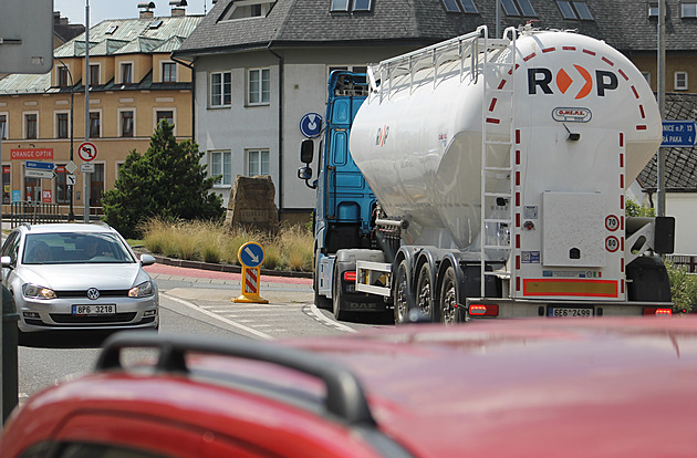 Obyvatelé Nové Paky už bez obav přejdou silnici. Kamiony míří na obchvat