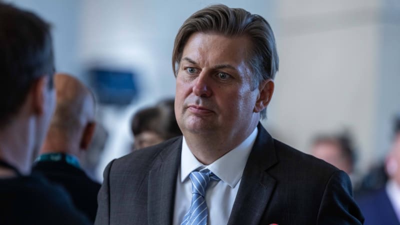 Skandál v Německu: Poslanec měl přijímat úplatky z Číny, parlament rázně zakročil