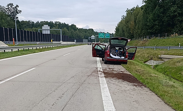 Opilý muž s dítětem v autě boural na D48 do svodidel, pak si ustlal na matraci