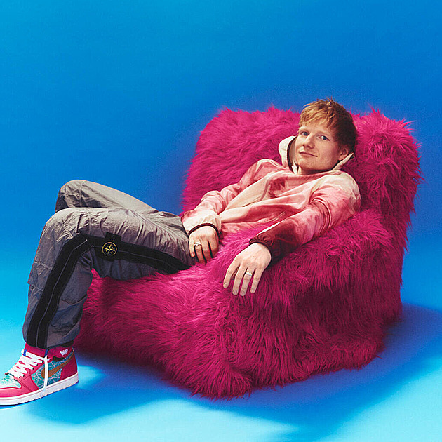 RECENZE: Vše při starém. Na albu Play je Ed Sheeran takový, jakého jej fanoušci chtějí