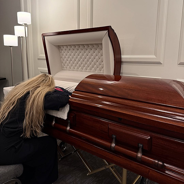 „Pane prezidente, Charlie vás miloval.“ Vdova zveřejnila zemřelého Kirka v rakvi