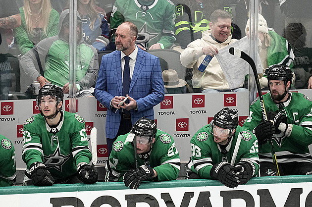 Stáhl hvězdu, pomluvil ji a dostal padáka. Kouč DeBoer teď lituje: Viníky jsme všichni