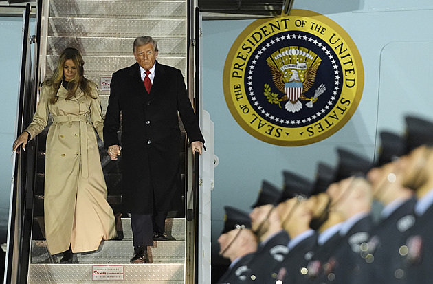 Trump přiletěl na státní návštěvu Británie. Čeká ho král, ale žádní fanoušci