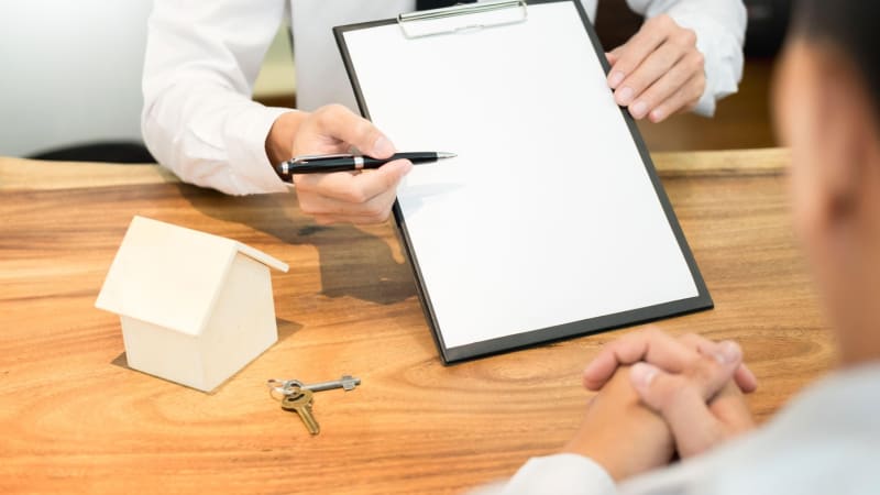 Tvrdý náraz pro 100 tisíc českých domácností: Splátky hypoték vyskočí o tisíce