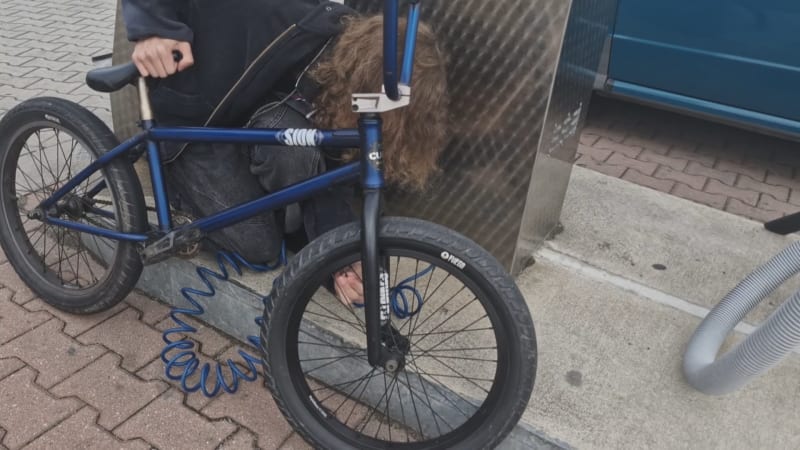 Odvážní deváťáci dopadli zloděje, který jim ukradl kolo. Pachateli hrozí tři roky vězení