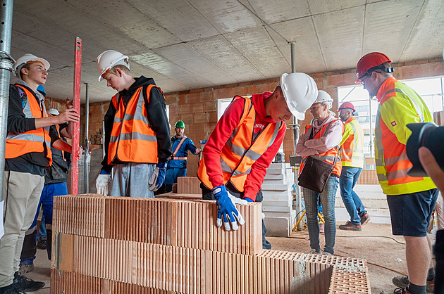 Jak roste dům? Studenti si zkusili práci zedníka, geodeta nebo instalatéra