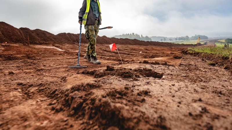 Vzácný nález u Trutnova: Hromadný hrob vojáků vykopali při stavbě dálnice