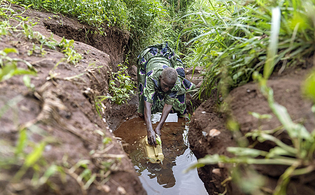I v sedmdesáti denně pochoduje pro vodu. Jak se žije stárnoucím Afričankám