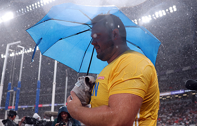 Diskaři trpěli v hustém lijáku. Australana utěšovala žena, Němec házel v ponožkách