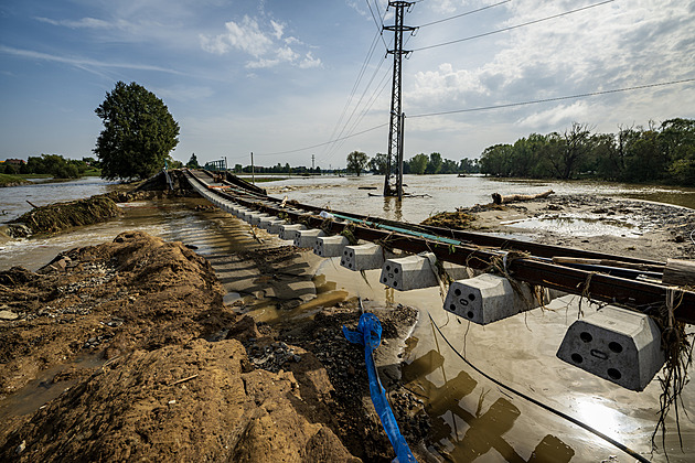 Řeka Opava se mimo města a obce do původního koryta po povodni už nevrátí