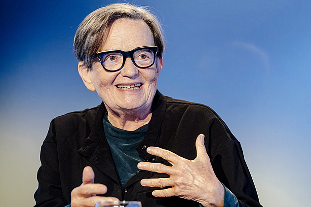 Ležel nahý na posteli, já dělala, že nic nevidím, popisuje Hollandová obtěžování