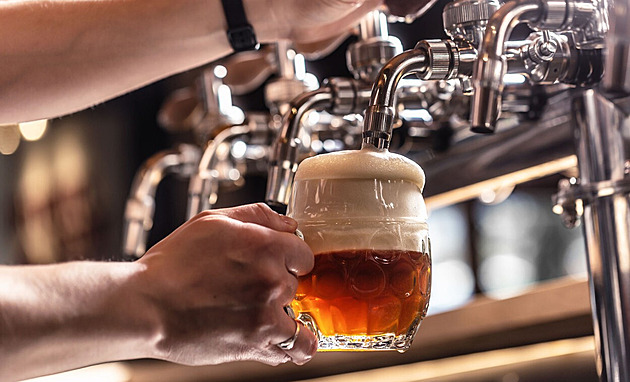 Hostinští lamentují nad letními tržbami, prodej piva klesl o desetinu