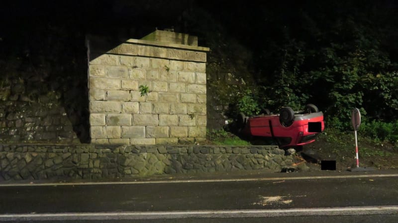 Mladý řidič narazil na Jablonecku do zdi. Auto se převrátilo na střechu, neměl šanci přežít