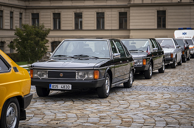 OBRAZEM: Úřad vlády vystavuje limuzíny pohlavárů. I Husákovu tatru s minibarem