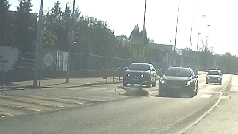 Nebezpečná situace na přechodu v Teplicích: Auto smetlo mladou ženu, ukazují záběry