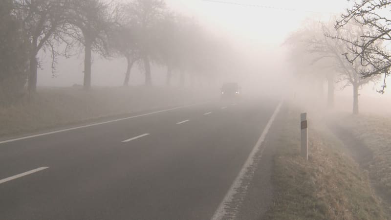 Žene se ochlazení a mlhy, do Česka dorazí i sníh. Podívejte se, jak bude u vás