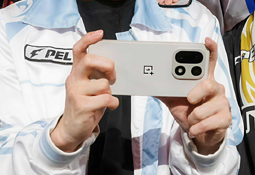 OnePlus 15 pózuje na oficiálních snímcích. Výbava bude naprosto fantastická