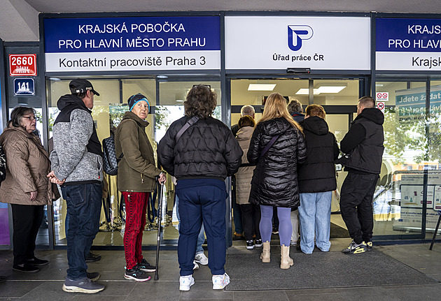 Úřad práce obdržel tisíce žádostí o novou superdávku, někde se tvořily fronty