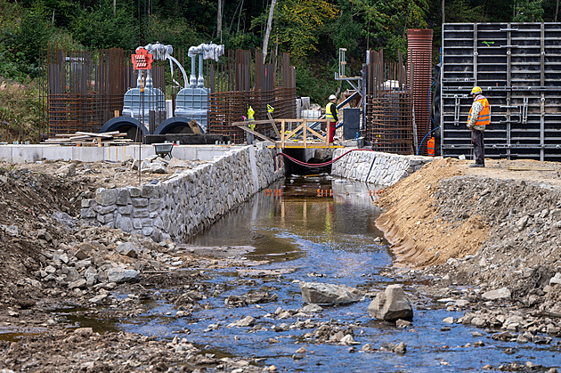 Rok po povodni začali u Kutřína stavět ochrannou hráz, hotovo bude za dva roky