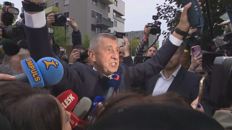 Babiš v euforii po vítězství ve volbách pouštěl „svůj hit“. Reportérce poslal pusu