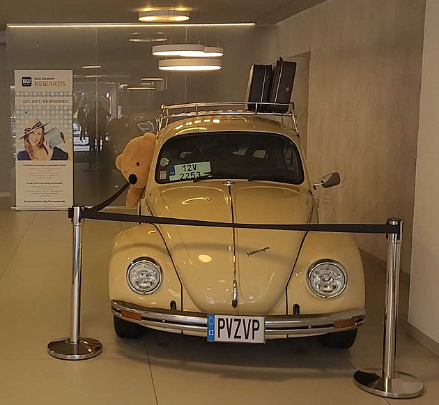 Proletáři, vyližte si, vzkázal diplomat na SPZ vozu vystaveného ve štábu Stačilo!