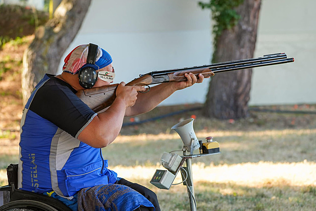 Po pádu ochrnul. Bývalý hasič a myslivec se porve o světový titul ve střelbě