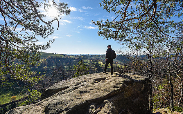 V Pulčínských skalách spadly kameny, jeden měl asi tunu. Červenou stezku uzavřeli