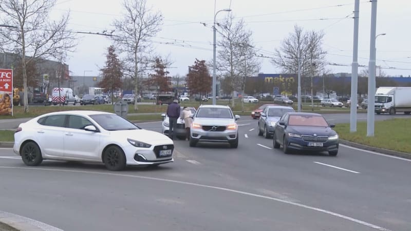 „Turbokřižovatka“ v Plzni sklízela velkou kritiku. Město muselo seřídit semafory