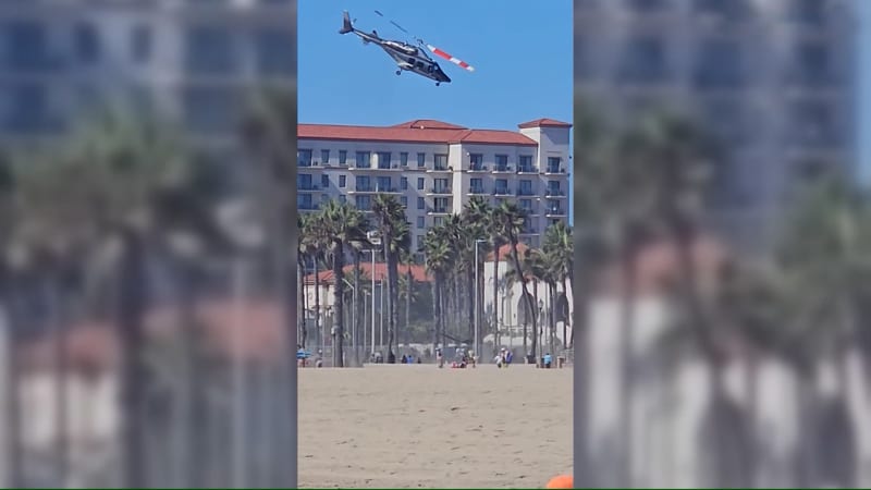 Zřícení vrtulníku v USA: Záběry ukazují, jak se stroj uprostřed města roztočil a spadl na zem