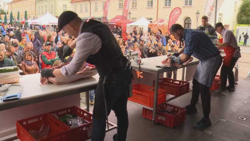 V Plzni se utkali mistři řeznictví. Rozhodovala nápaditost i precizní práce s nožem