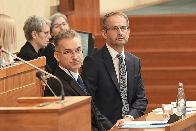 Pavel dokončil obměnu Ústavního soudu. Senát kývl na Bartoně a Smolka