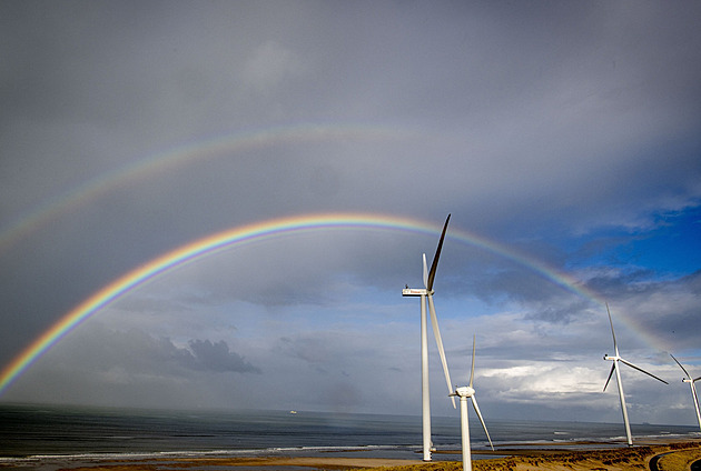 Přechod na obnovitelné zdroje v Nizozemsku skřípe. Vláda vyzývá k šetření