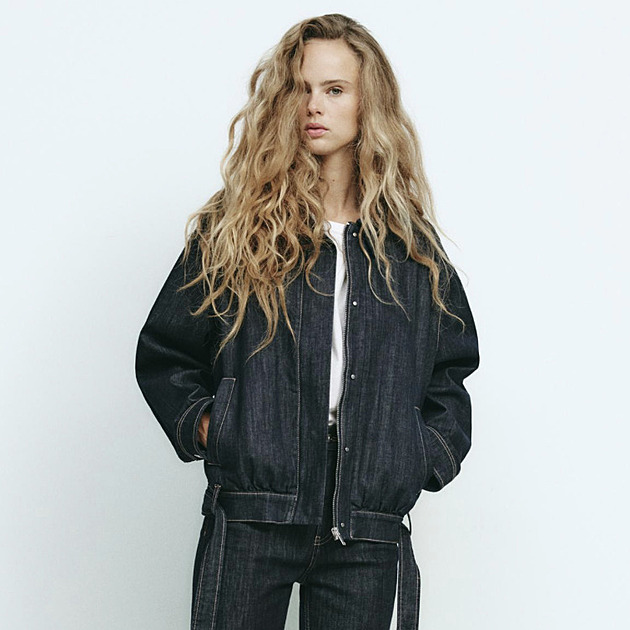 Tmavý denim ovládl podzim. Je to hit, který musíte mít i vy