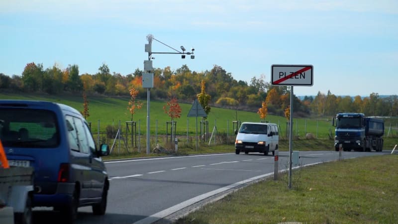 Stovky tisíc za nevinný „vtípek“: Jeďte rychleji a nebrzděte, upravil muž v Plzni značku