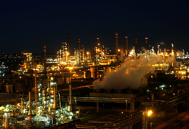 Největší maďarskou rafinerii zachvátil požár. Orbán slibuje přísné vyšetřování