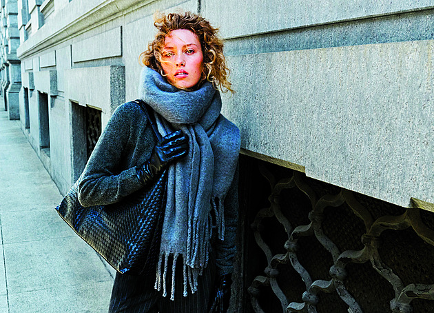 Kašmír, tvíd, manšestr. Oblečte materiály, které vás na podzim zahřejí