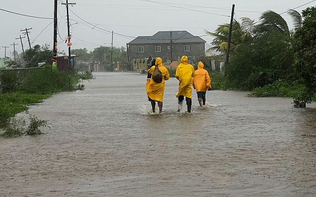 Létaly střechy, padaly stromy. Děsivý hurikán Melissa se po Jamajce řítí na Kubu