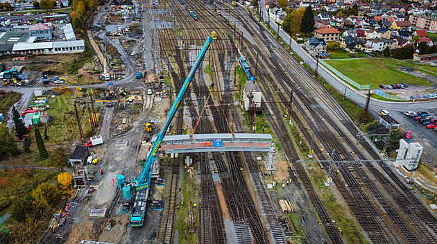 Jeřáb v České Třebové usadil nad kolejištěm část lávky, ozdobí ji lokomotivy