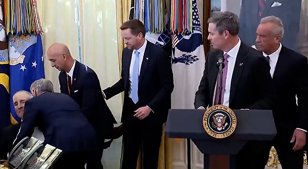 VIDEO: Prohlášení v Oválné pracovně přerušil kolaps. Poblíž Trumpa omdlel muž