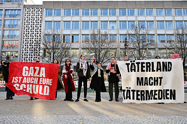 Propalestinští aktivisté v Berlíně protestovali v budově televize, odmítali odejít