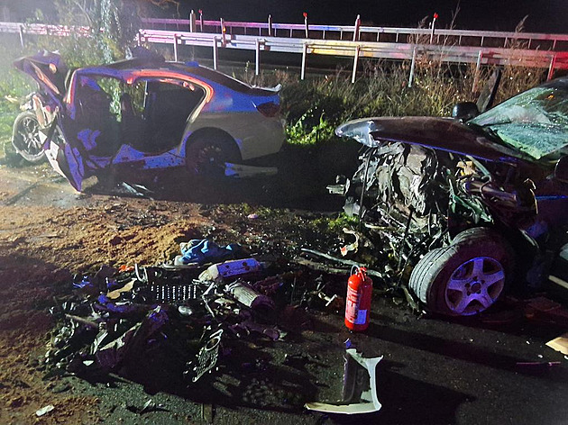 Při nehodě dvou aut na Olomoucku zemřel mladistvý spolujezdec. Zraněných je sedm