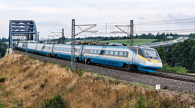 Na železnici se vrátí skupinová sleva. Dráhy chtějí zastavit úprk lidí do aut