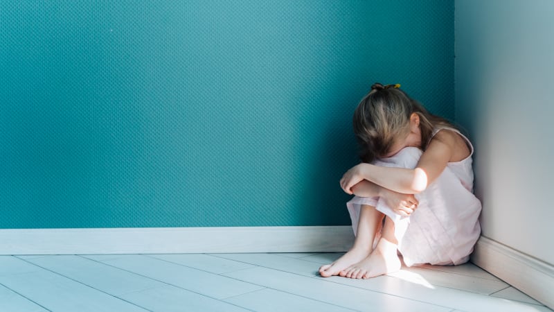 Učitelka potrestala žákyni sklapovačkami za pozdní příchod. Dvanáctiletá Indka poté zemřela