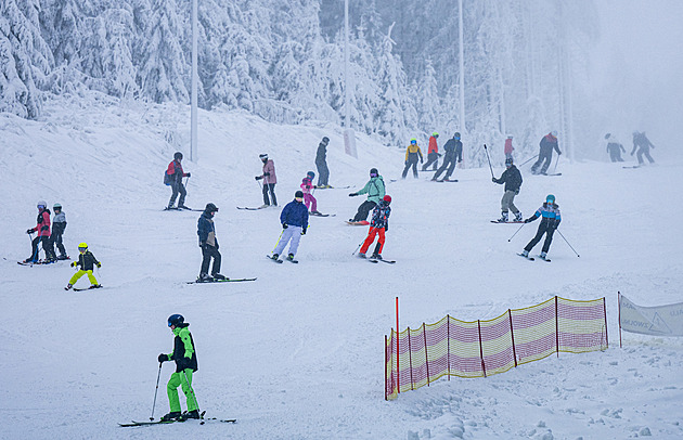 O víkendu zahájí sezonu skiareály na Ještědu a v Harrachově, po Jizerkách se dá běžkovat