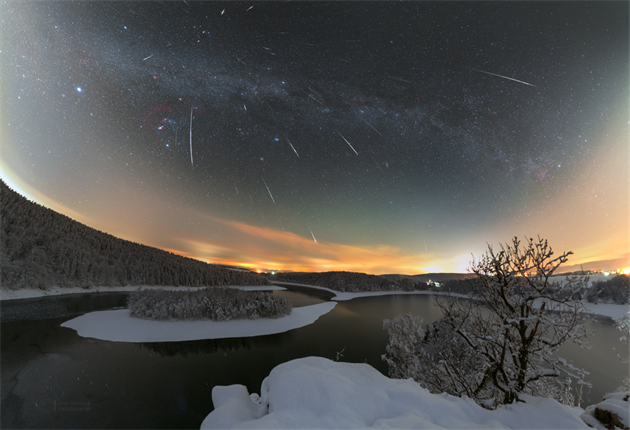 Geminidy nejsou běžný meteorický roj. Za jejich vznikem stojí zvláštní těleso