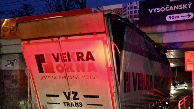Náklaďák ve Vysočanech uvízl pod mostem. Zablokoval provoz, nejezdily ani vlaky