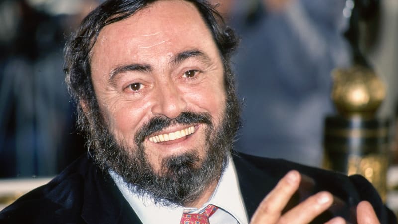 Pozdvižení v Itálii: Sochu Pavarottiho obestavěli vánočním kluzištěm. Vdova po pěvci zuří