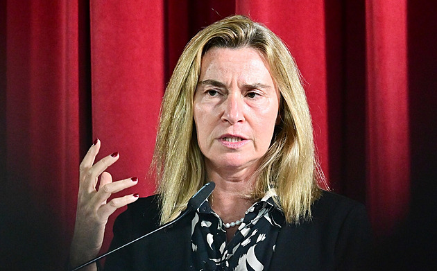 Zadrženou exšéfku unijní diplomacie Mogheriniovou viní z podvodu a korupce