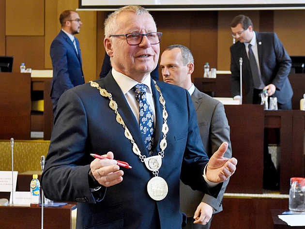 Tajemník potrestaný soudem dostal téměř milionovou odměnu, primátor ji hájí