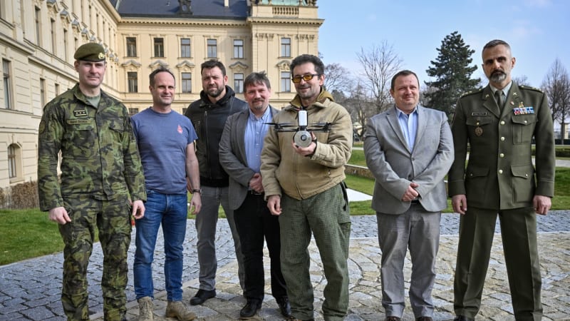 Policejní razie kvůli dronům pro Ukrajinu: Herec Vetchý musí na výslech, advokát mluví o blamáži